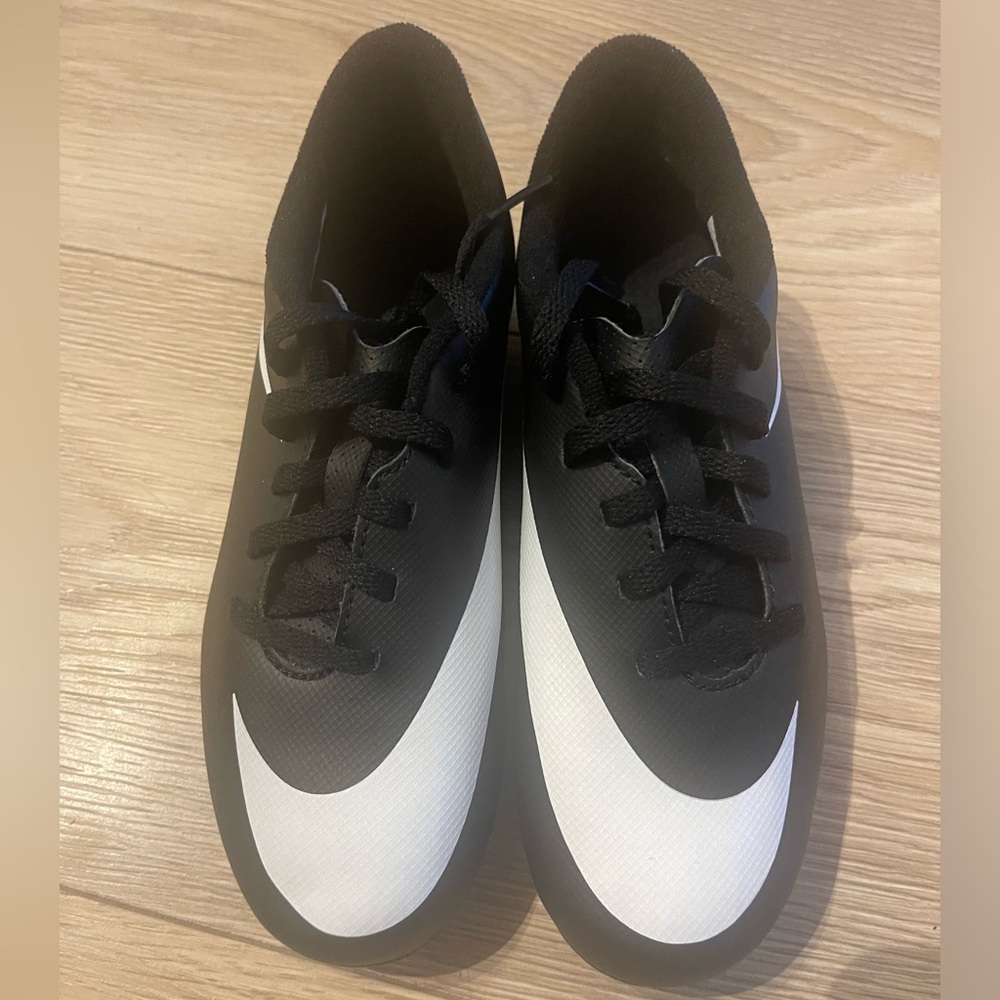 NEW Nike Boys Bravata 749906-011 Black Soccer Cleats Shoes Sneakers Size 1Y